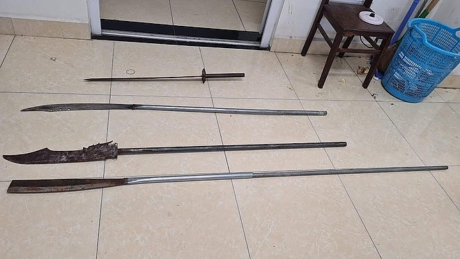 Hai nhóm thanh niên “choai” dùng đao, kiếm, vỏ chai hỗn chiến gây náo loạn vùng quê