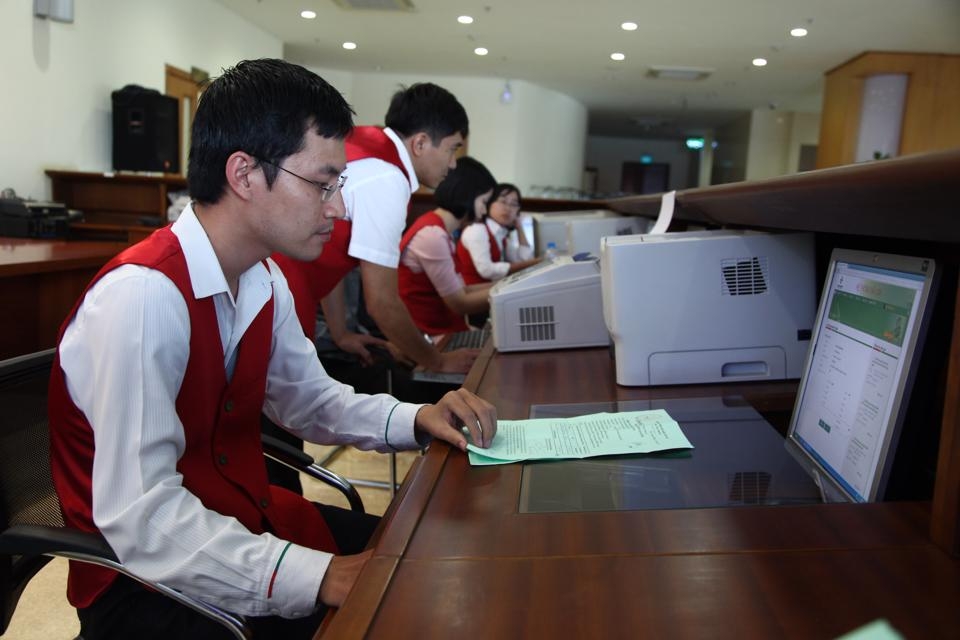 Nhân viên Sở Giao dịch chứng khoán Hà Nội kiểm tra thông tin trái phiếu của doanh nghiệp trước khi đưa lên sàn. Ảnh: Phạm Hùng