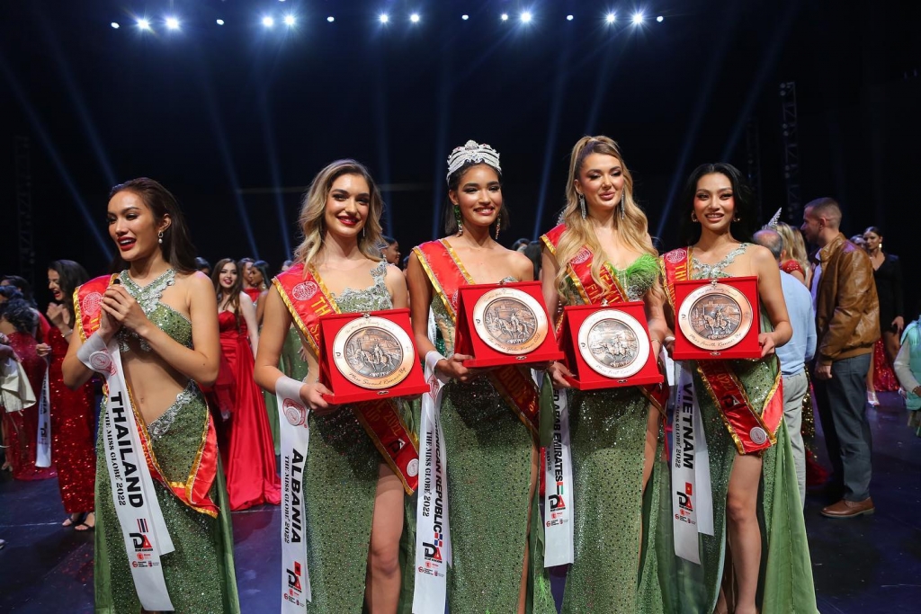 Điểm trừ về tiếng Anh, Lâm Thu Hồng vẫn đoạt giải Á hậu 4 Hoa hậu Hoàn cầu 2022