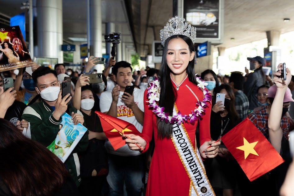 Bảo Ngọc trở về nước sau khi đăng quang Miss Intercontinental 2022