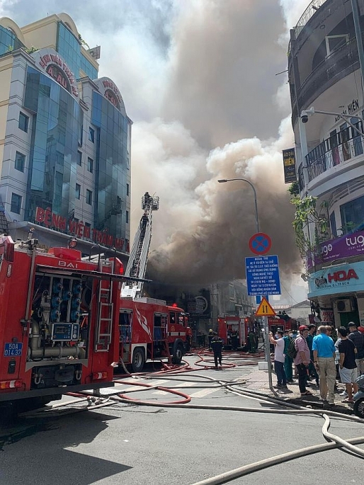 Cháy lớn quán bar gần chợ Bến Thành, nhiều người hoảng loạn