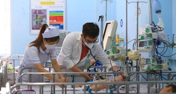 Cảnh báo tình trạng đưa trẻ mắc sốt xuất huyết tới bệnh viện muộn