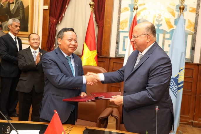 Phó Bí thư Thành ủy Hà Nội Nguyễn Văn Phong và Thống đốc Thủ đô Cairo Khaled Abdel A’al ký biên bản hợp tác tại cuộc họp