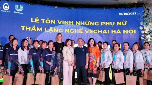 Tôn vinh những phụ nữ thầm lặng nghề ve chai tại Hà Nội