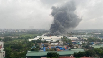 Hà Nội: Cháy lớn dãy nhà kho ở quận Hà Đông