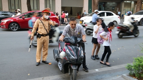 Không chỉ phó mặc cho nhà trường