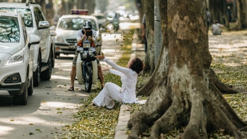 Bất chấp vi phạm, giới trẻ sống ảo trên “con đường lãng mạn nhất Thủ đô”