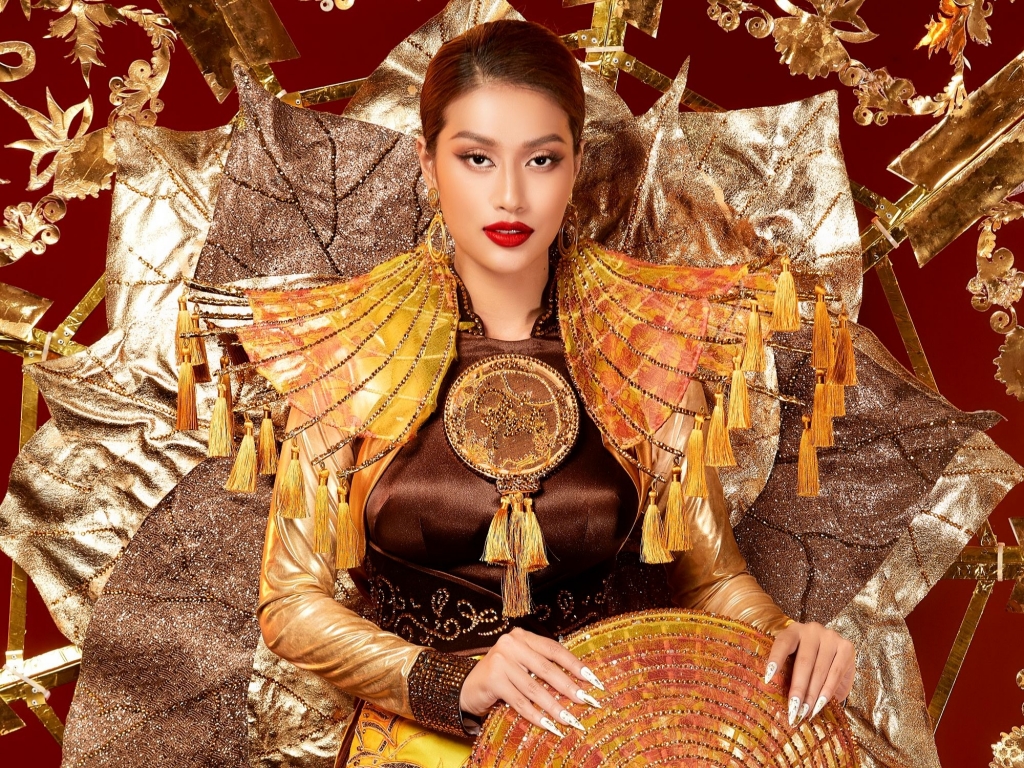 Trang phục dân tộc hoành tráng của Thiên Ân tại Hoa hậu Hòa bình thế giới 2022