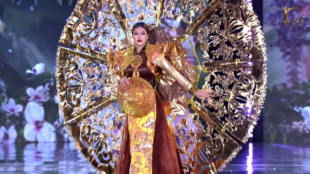 Gặp sự cố, Thiên Ân vẫn diễn tròn trịa phần thi trang phục dân tộc tại Hoa hậu Hòa bình thế giới
