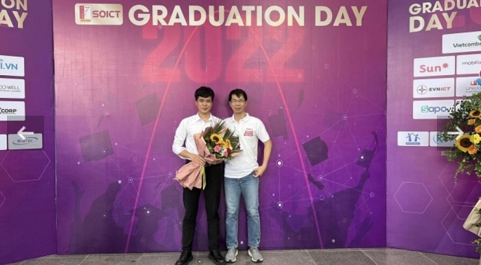 Em Lê Minh Tú (trái) là Thủ khoa đầu ra toàn trường ĐH Bách Khoa Hà Nội năm 2022