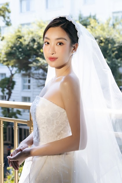 Trước giờ G, Hoa hậu Đỗ Mỹ Linh xuất hiện xinh đẹp trong váy cưới