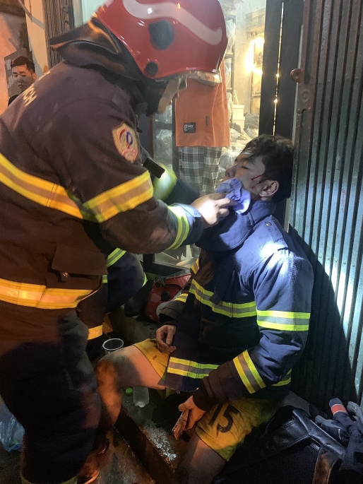 Kịp thời cứu thoát an toàn 11 người mắc kẹt trong đám cháy
