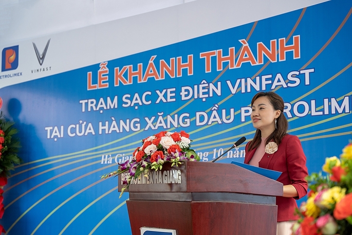 Bà Đoàn Thị Hà - Phó Giám đốc Trung tâm Phát triển Trạm sạc và Dịch vụ Xe điện VinFast phát biểu tại lễ khánh thành.