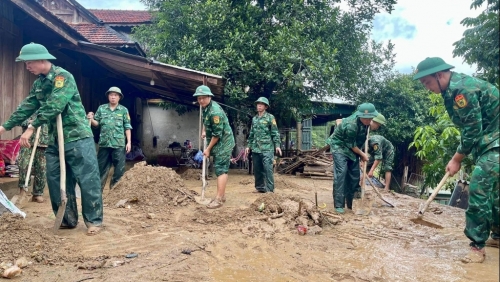 Tặng Bằng khen cho 13 cá nhân dũng cảm cứu người trong lũ