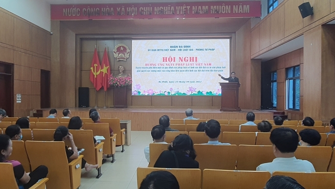 Hưởng ứng ngày Pháp luật Việt Nam, phổ biến và tư vấn pháp luật về đất đai cho người dân