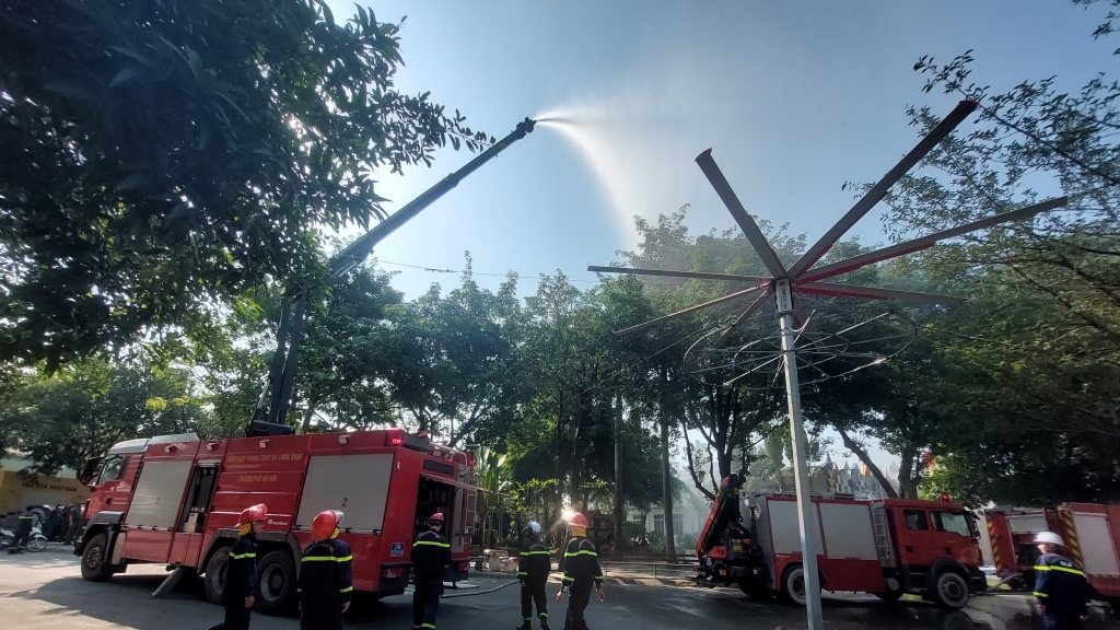 Huy động nhiều lực lượng chữa cháy tại Công viên Thiên đường Bảo Sơn