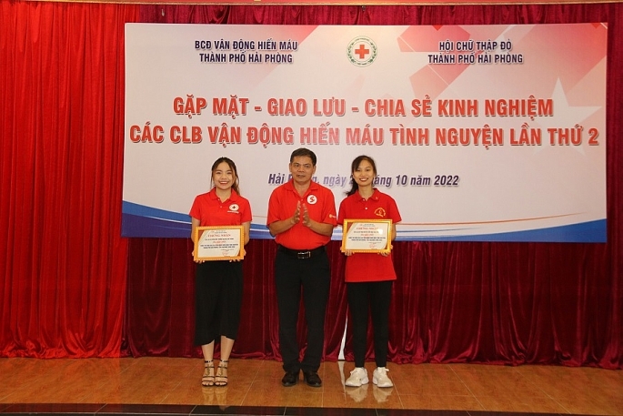 Ông Đào Trọng Trung – Chủ tịch Hội Chữ thập đỏ thành phố Hải Phòng trao Chứng nhận cho các câu lạc bộ đạt thành tích trong cuộc thi ảnh tuyên truyền hiến máu năm 2022