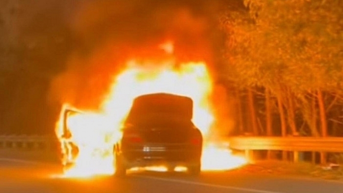 Ô tô Mercedes bốc cháy ngùn ngụt trên Đại lộ Thăng Long