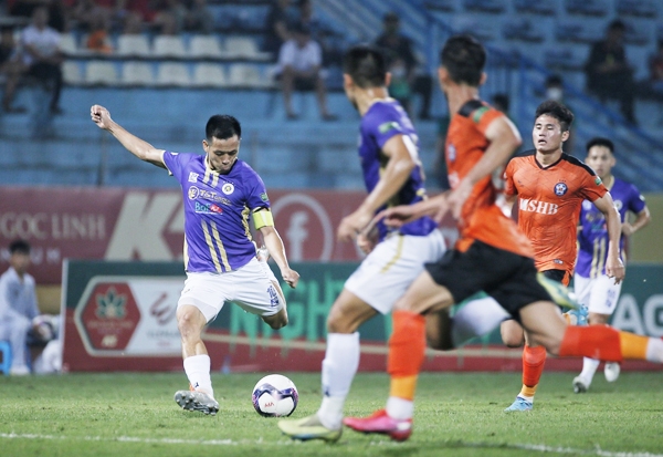 Hà Nội FC thắng tưng bừng để trở lại ngôi đầu
