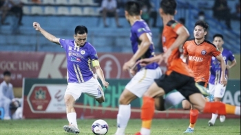 Hà Nội FC thắng tưng bừng để trở lại ngôi đầu