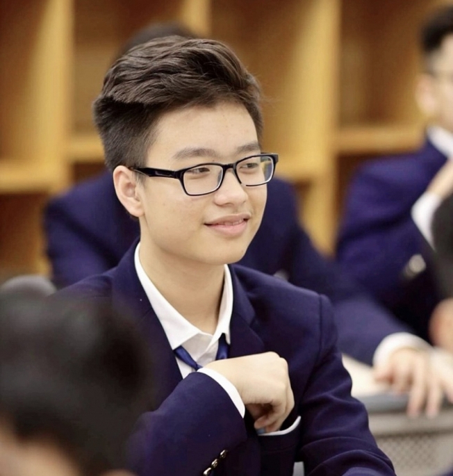 Nguyễn Ngô Anh Tuấn (học lớp 11 chuyên Lý, trường THPT chuyên Hà Nội - Amsterdam) đã lọt top 1% thí sinh  có số điểm SAT cao nhất thế giới