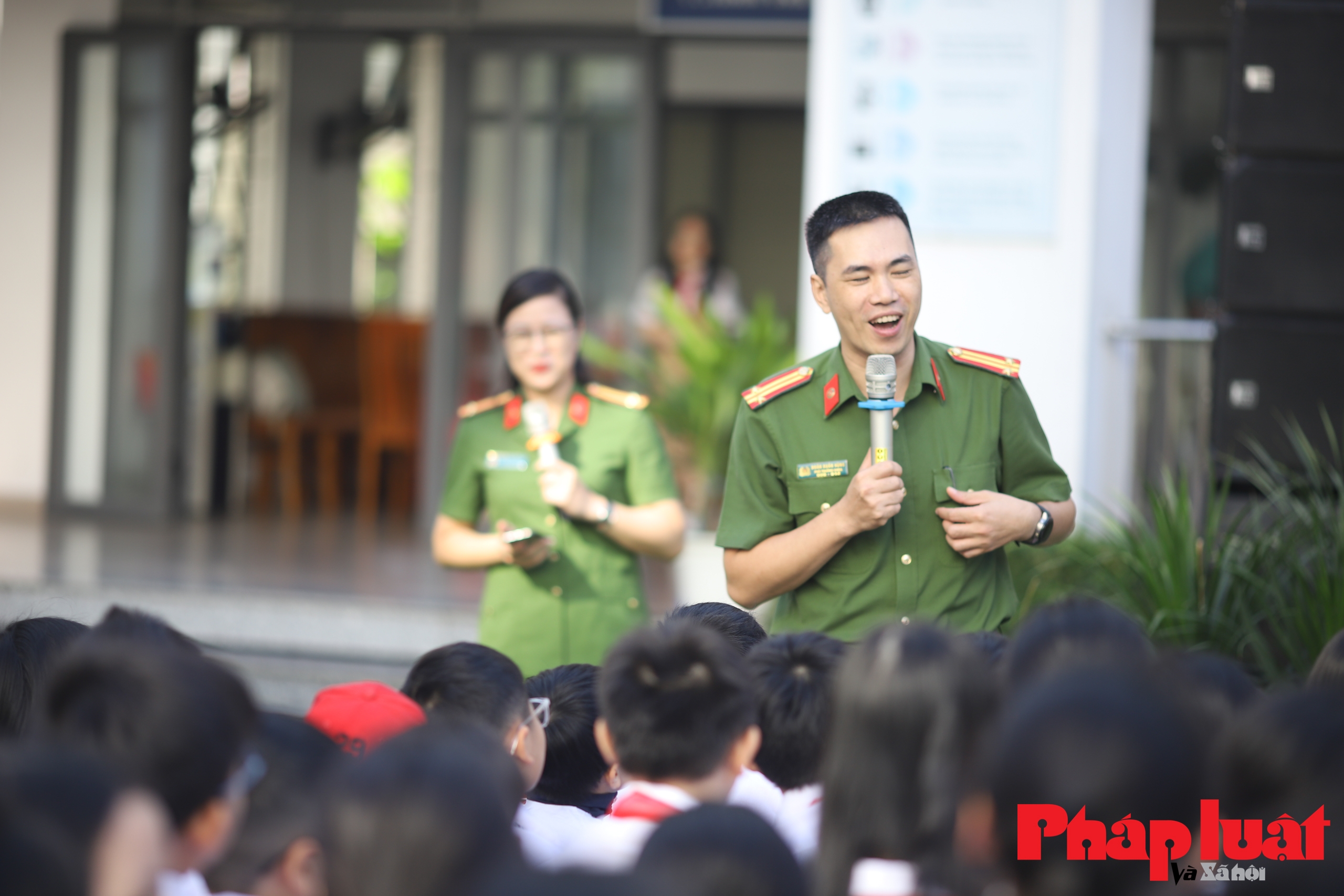 Học sinh Hà Nội hào hứng tìm hiểu kiến thức pháp luật nhân Ngày Pháp luật Việt Nam