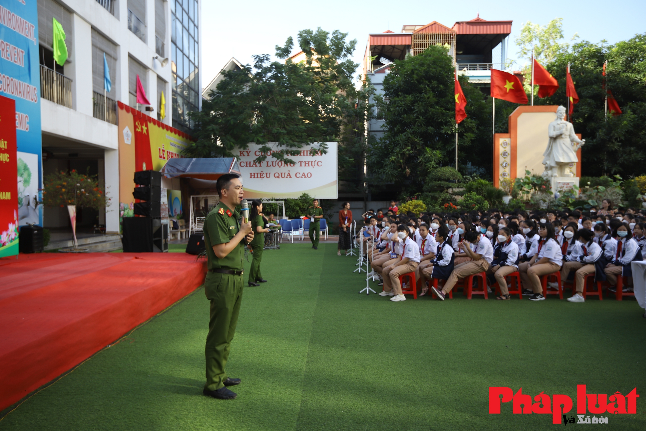 Học sinh Hà Nội hào hứng tìm hiểu kiến thức pháp luật nhân Ngày Pháp luật Việt Nam