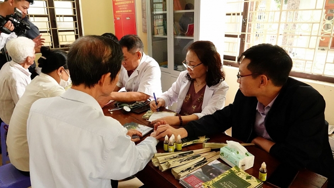 Hà Nội: Ra mắt sổ tay công thức thảo dược bảo vệ sức khoẻ ở Phụng Thượng