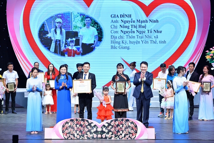 Tuyên dương 21 “Gia đình trẻ Việt Nam tiêu biểu” 2022