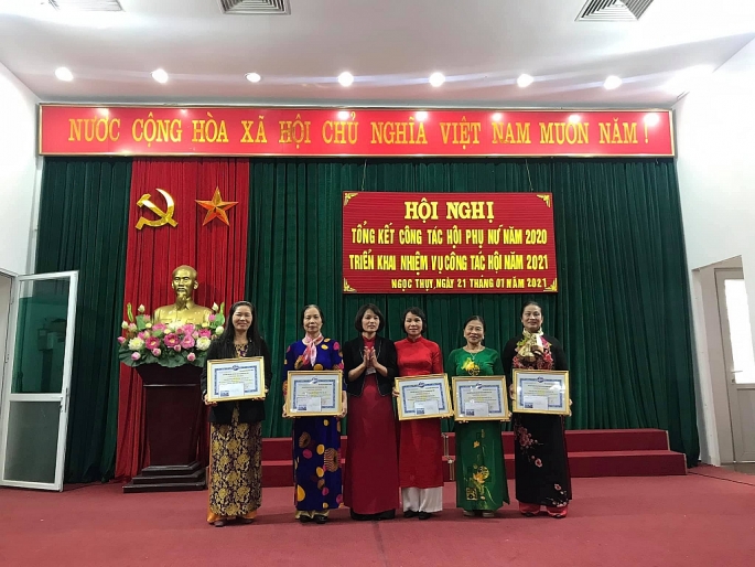 Bà Đào Thị Thung (thứ hai từ phải sang) nhận Giấy khen của phường Ngọc Thụy	Ảnh: NVCC