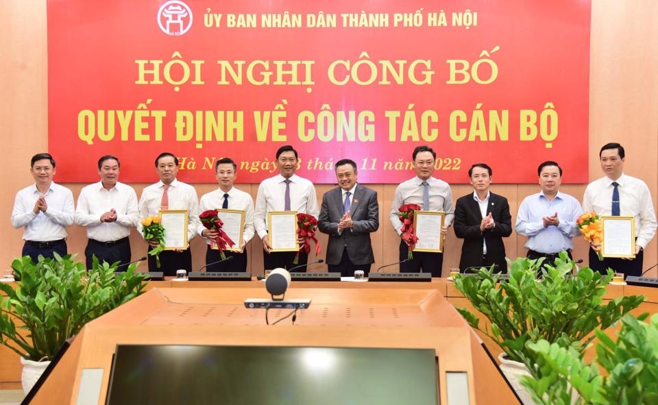 Lãnh đạo UBND TP Hà Nội tặng hoa chúc mừng các đồng chí nhận nhiệm vụ mới.