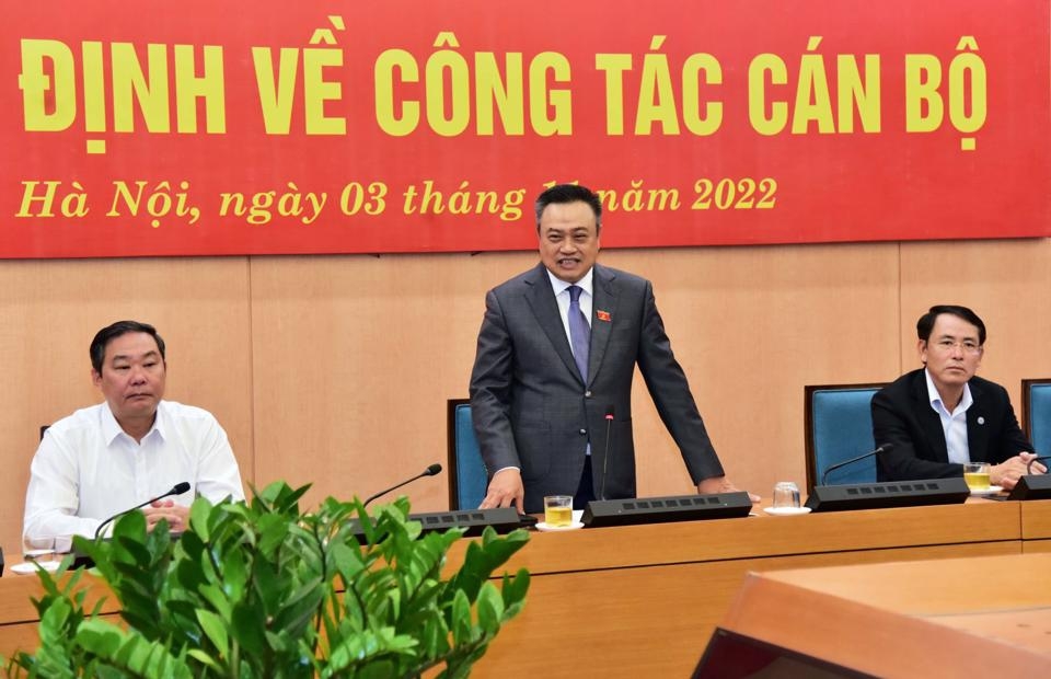 Chủ tịch UBND TP Hà Nội Trần Sỹ Thanh phát biểu giao nhiệm vụ cho các đồng chí nhận nhiệm vụ mới