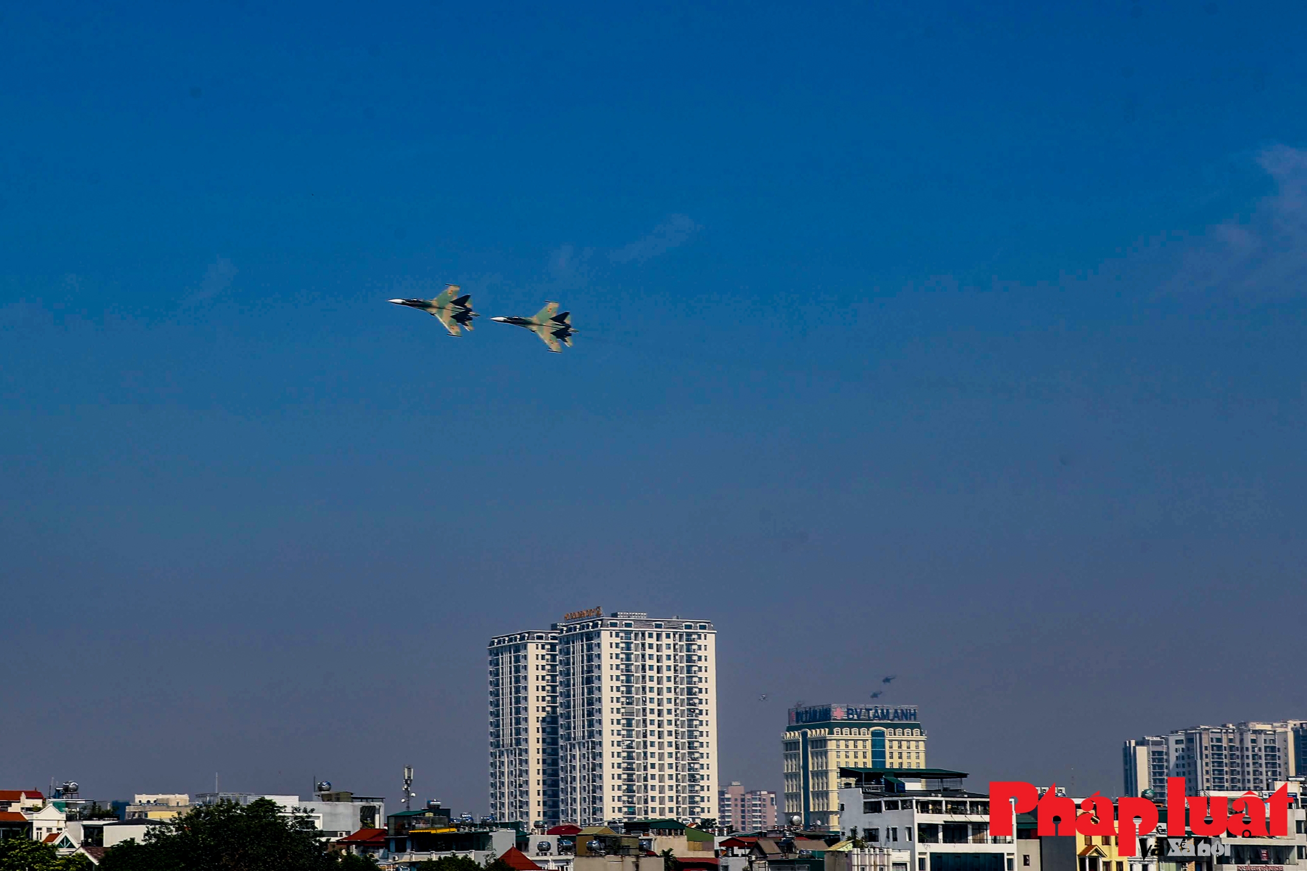 Chiêm ngưỡng máy bay tiêm kích hiện đại nhất Việt Nam trình diễn trên bầu trời Hà Nội