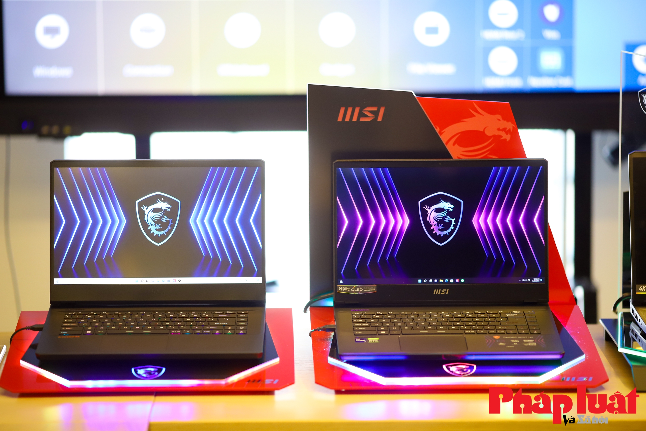 Cận cảnh laptop màn hình OLED đầu tiên trên thế giới xuất hiện tại Hà Nội