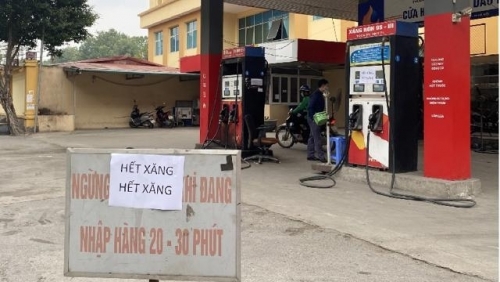 Cây xăng tự phát vỉa hè bị Hà Nội yêu cầu dẹp bỏ