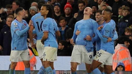 Haaland tỏa sáng phút bù giờ giúp Man City vươn lên ngôi đầu