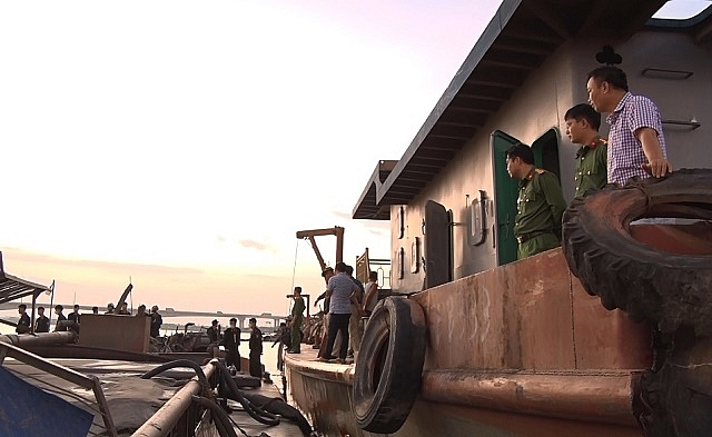 Lực lượng Công an tỉnh Hà Nam kiểm tra, lập biên bản các tàu khai thác cát trái phép.