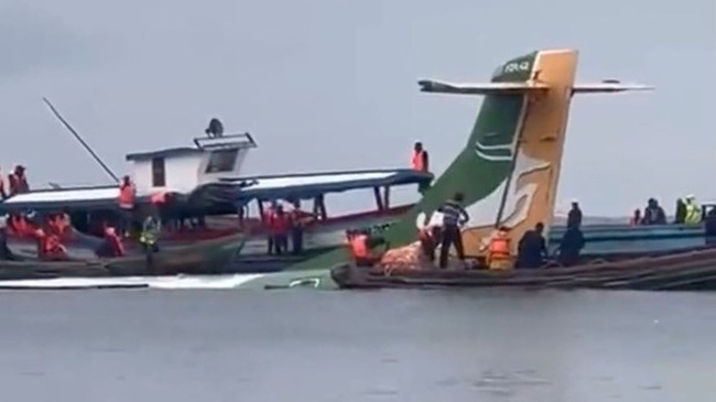 Vụ máy bay chở khách lao xuống hồ: Đã có ít nhất 19 người thiệt mạng