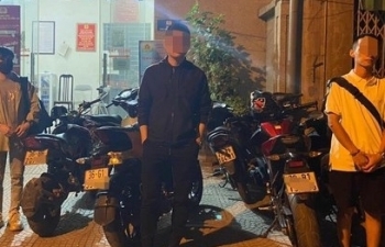 Nhóm thanh niên chạy xe máy tốc độ, nẹt pô trên phố Hà Nội bị 141 hóa trang chặn giữ