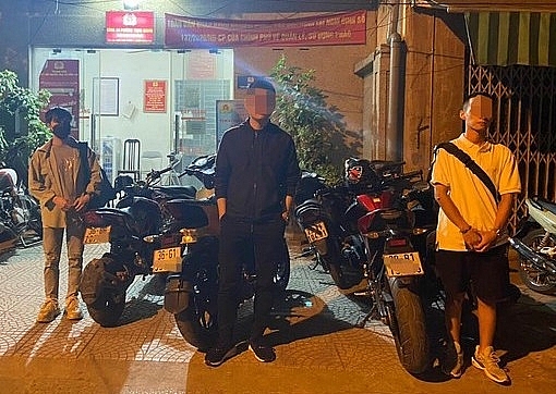Nhóm thanh niên chạy xe máy tốc độ, nẹt pô trên phố Hà Nội bị 141 hóa trang chặn giữ