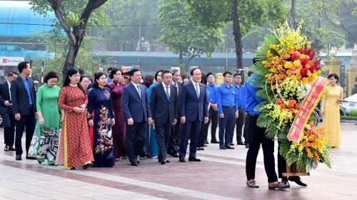 Lãnh đạo thành phố Hà Nội đặt hoa tưởng niệm tại Tượng đài V.I.Lênin