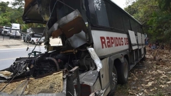 Xe buýt va chạm với xe tải, ít nhất 21 người thiệt mạng