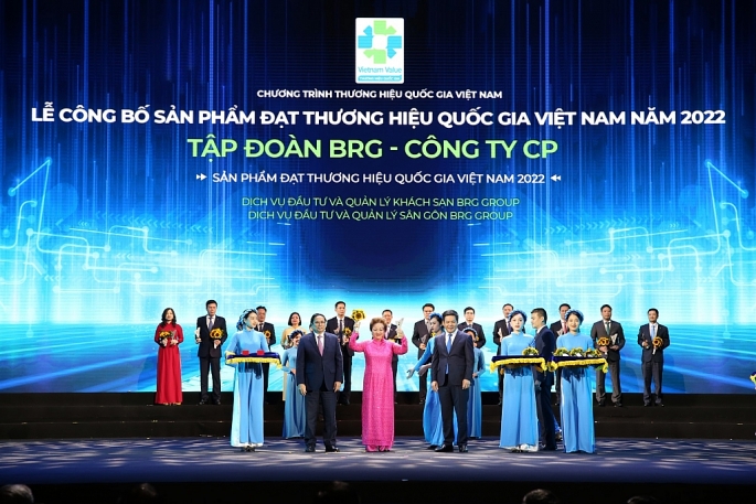 Đại diện Tổng Công ty Thương mại Hà Nội (Hapro) nhận danh hiệu “Sản phẩm đạt Thương hiệu Quốc gia Việt Nam 2022”