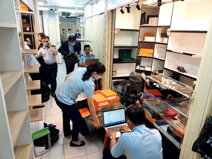 Lực lượng chức năng kiểm tra và thu giữ sản phẩm hàng giả, nhái vi phạm tại Sài Gòn Square