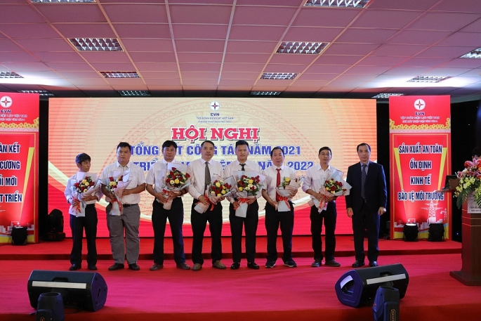 Ông Ngô Sơn Hải - Phó Tổng Giám đốc EVN tặng hoa chúc mừng các cá nhân được khen thưởng vì đã có thành tích hoàn thành xuất sắc nhiệm vụ năm 2021