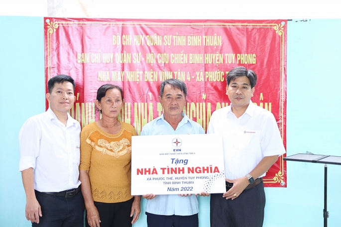 Đại diện lãnh đạo Nhà máy Nhiệt điện Vĩnh Tân 4 trao tặng nhà tình nghĩa tới gia đình cựu chiến binh Huỳnh Văn Thái (xóm 9, thôn 3, xã Phước Thể, huyện Tuy Phong, tỉnh Bình Thuận)