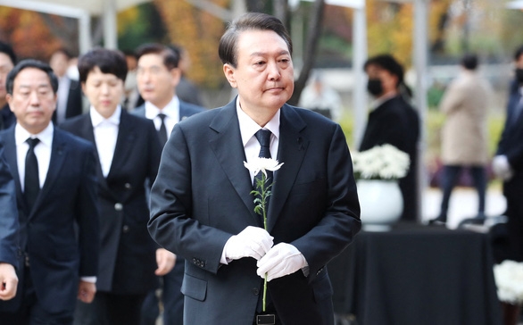 Tổng thống Hàn Quốc Yoon Suk Yeol thăm nơi tưởng niệm các nạn nhân của vụ giẫm đạp ở Seoul. (Ảnh: Reuters))