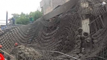 Sập giàn giáo xây dựng nhà dân, 2 người thương vong