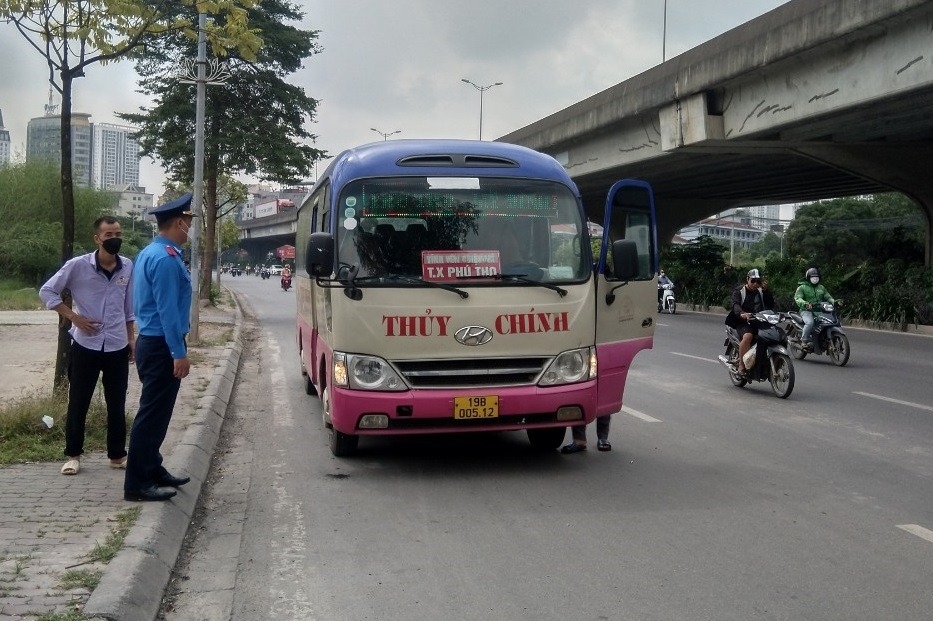 Lực lượng Thanh tra GTVT Hà Nội thực hiện kiểm tra, xử lý vi phạm các phương tiện và người lái kinh doanh vận tải hành khách bằng xe ô tô trên địa bàn Thành phố