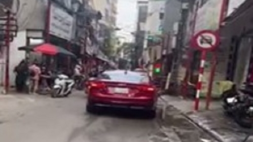 Hà Nội: Xử phạt nữ tài xế ô tô đi vào đường cấm qua tin báo facebook